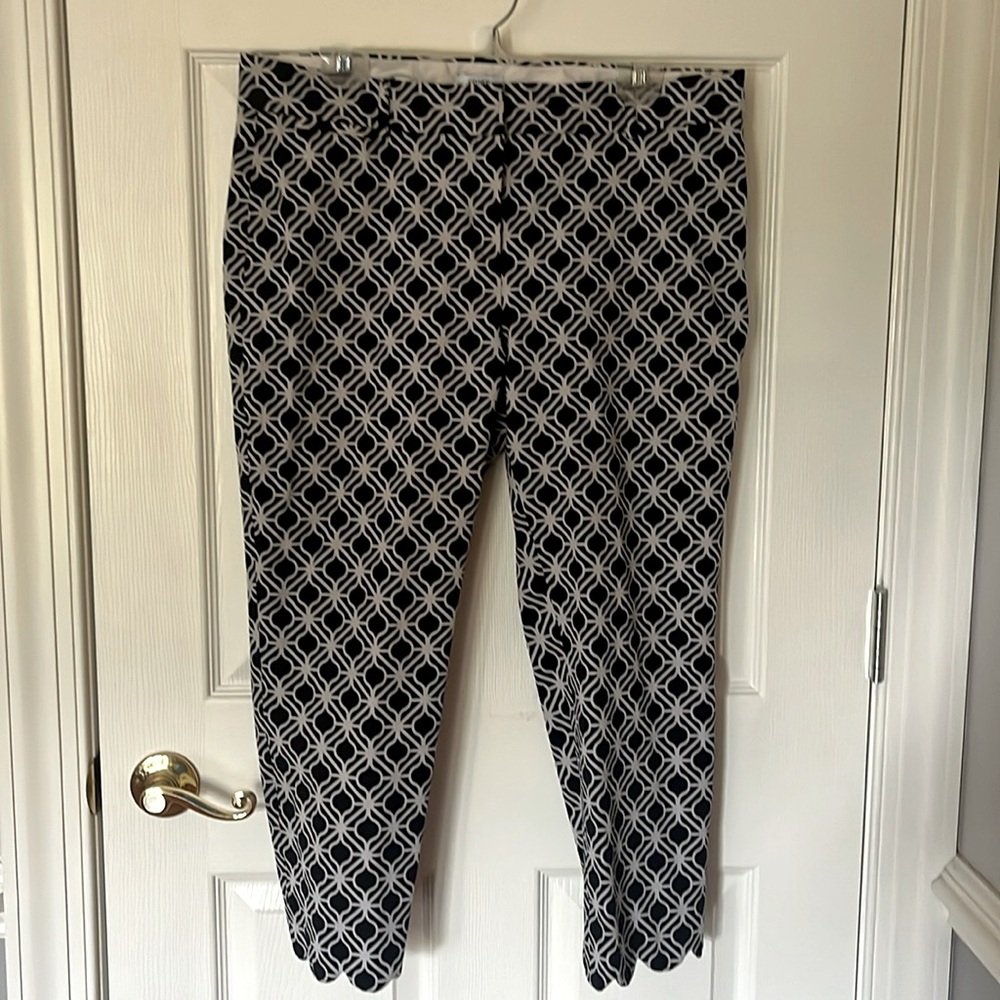 Crown & Ivy Ladies Crop Pant navy & White with zipper closure button and hooks
